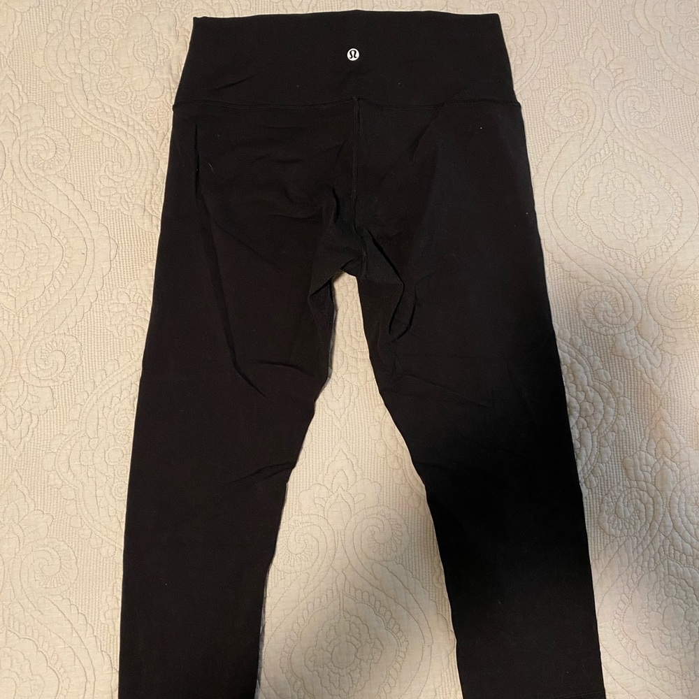 Black LULULEMON Wunder Under leggings 21”
